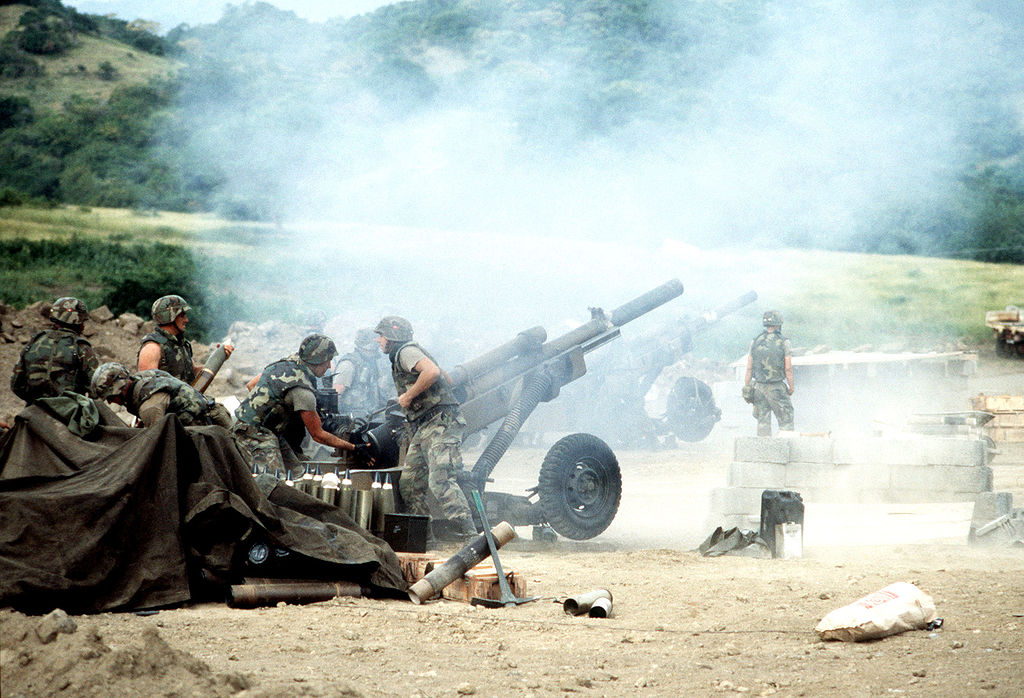 1024px-M102_howitzers_during_Operation_Urgent_Fury