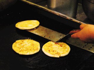 Las tradicionales pupusas salvadoreñas son freidas en el restaurante Taco Baja III en Deltona, Florida. - http://wvw.nacion.com/ln_ee/2008/octubre/08/mundo1730819.html 